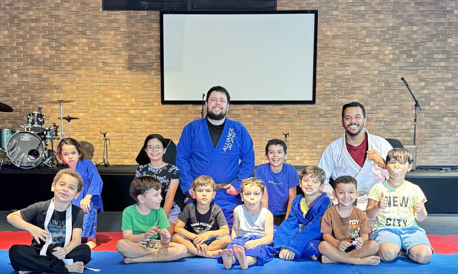 Turma do Tatame Transformador reunida no tatame